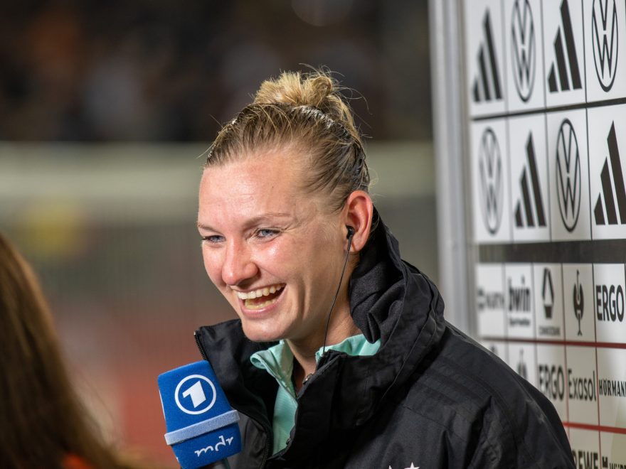 Alexandra Popp nach dem Länderspiel Deutschland gegen Frankreich im Interview vom 7.10.2022 - Bild: Tim Brünjes