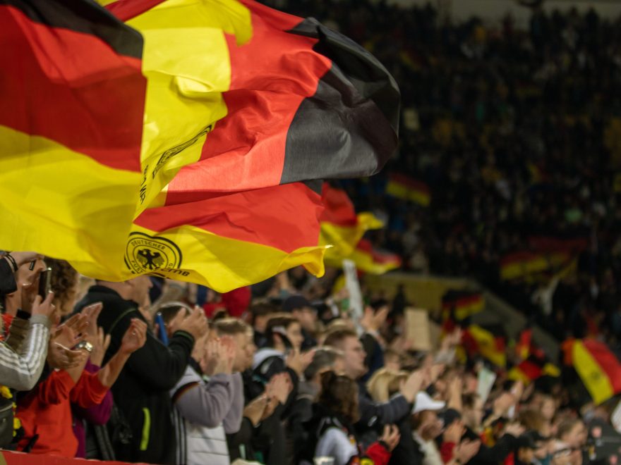 Deutsche Fans Jubeln beim Heimspiel in Dresden gegen Frankreich - Bild: Tim Brünjes