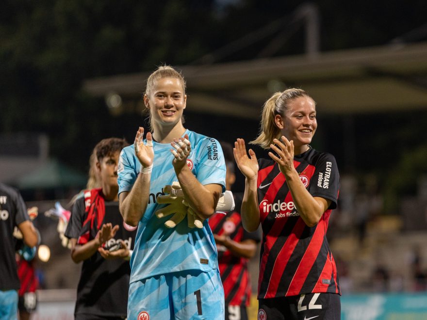 Eintracht Frauen Torhüterin Stina Johannes und Neuzugang Nadine Riesen freuen sich nach Spiel für den Einzug in das UWCL-Miniturnier Finale - Bild: Tim Brünjes