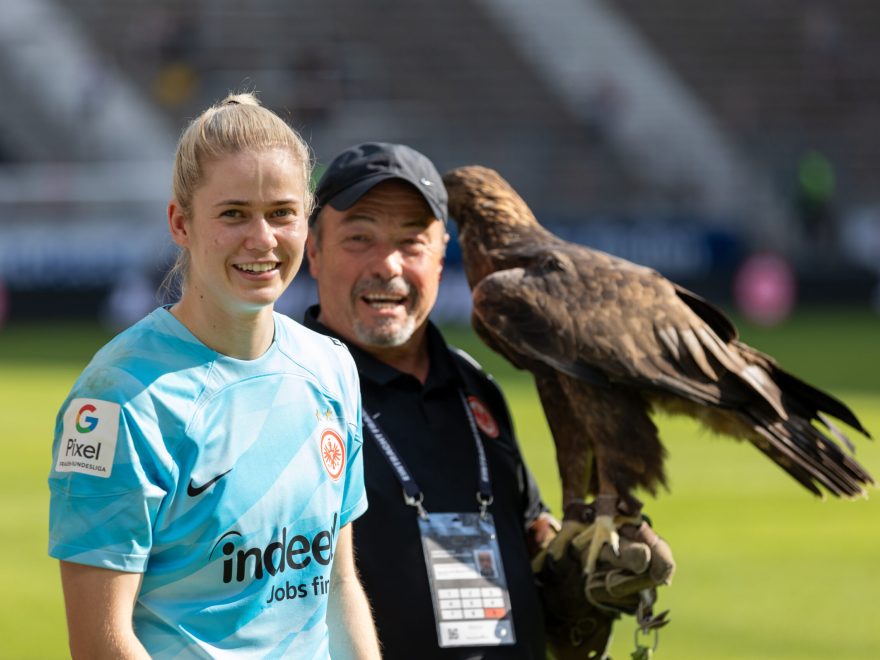 Stina Johannes (Eintracht Frankfurt) nach dem Erfolgreichen zusammen mit Attila - Bild: Tim Brünjes